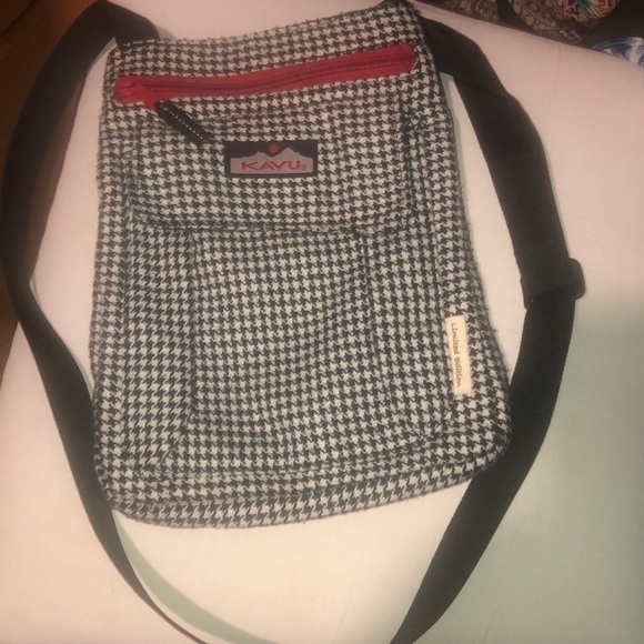 Kavu Limited edition‎ black-and-white houndstooth Crossbody red zipper - Picture 2 of 6